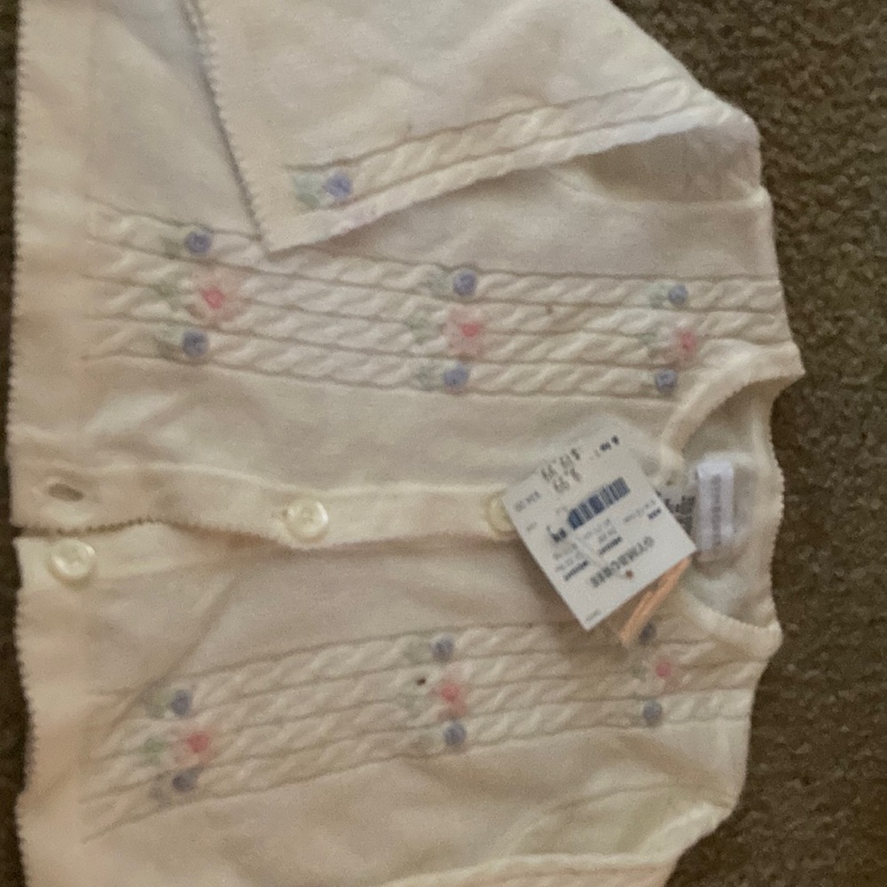 Adorable little flowers detailing baby girls sweater 6 to 12 months